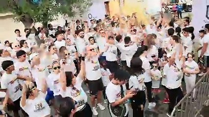 Más de 1,500 corredores apoyan la educación en Santiago con lluvia de colores