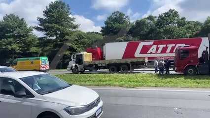 Engavetamento envolve três caminhões no Contorno Leste