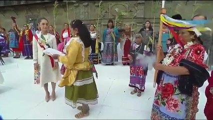 Así recibe Claudia Sheinbaum el Bastón de Mando de los pueblos indígenas