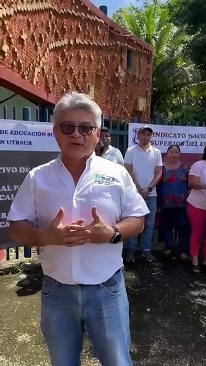 Maestros de  educación superior de Yucatán realizan paro de brazos caídos