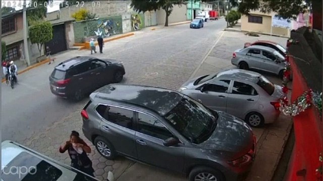 ¡Se salva! Mujer logra frustar el robo de su camioneta en Ecatepec (VIDEO)