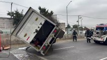 Camioneta de frutas y legumbres vuelca tras supuesta falla mecánica (FOTOS)