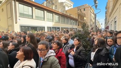 Sanremo, bagno di folla ed esibizione live di Achille Lauro in strada