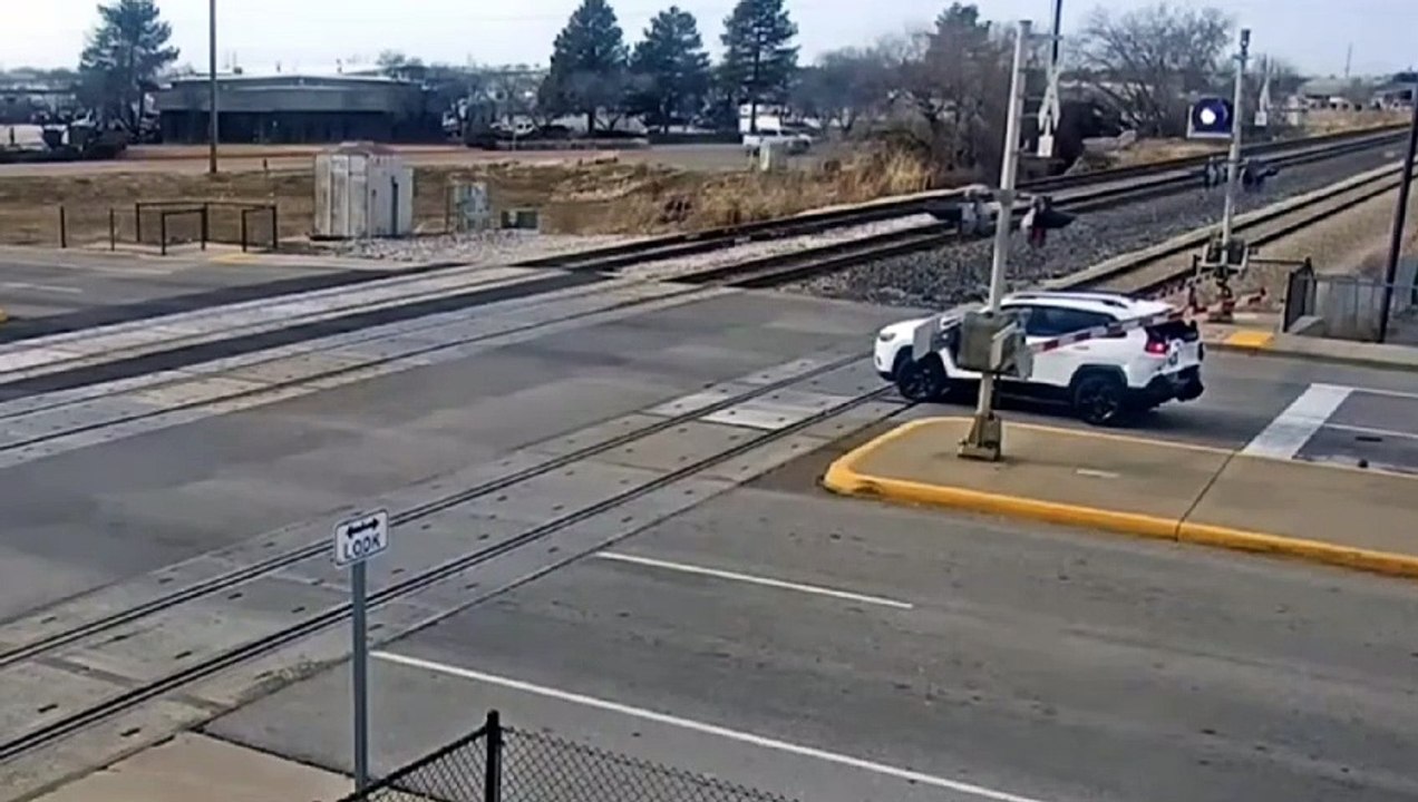 Treno travolge un Suv, l'incidente è terribile