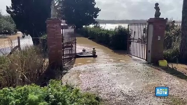 Maltempo, case e roulotte sommerse dall'acqua dopo l'esondazione del Mignone