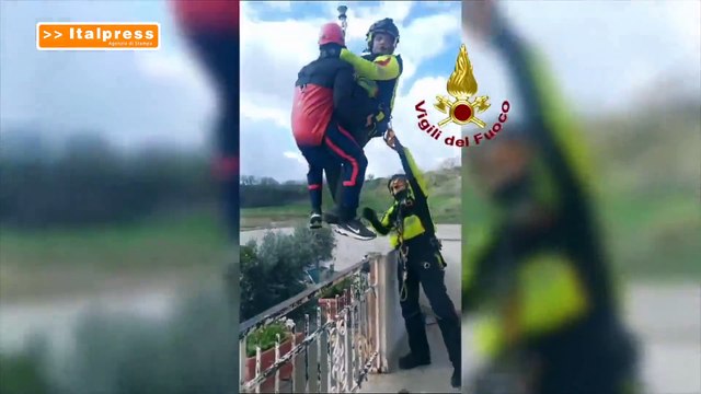 Maltempo, vigili del fuoco salvano 4 persone e un cane a Monte Riccio
