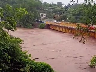 Evacuan familias por creciente del río Amacuzac; sufre desbordamiento