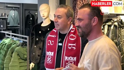 Sivas'ta Esnaflara Sivasspor Bayrağı Dağıtıldı