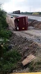 Choca tráiler con tren en Escobedo; amputan piernas al chofer