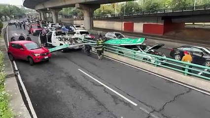 Se queda dormido y provoca aparatoso accidente, derribo señalamiento vial