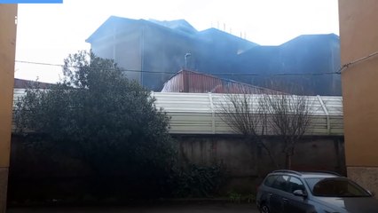 Inalca, aria irrespirabile dopo l'incendio. Il video