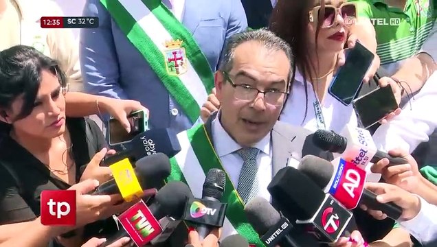 Abuchean a Mario Aguilera y a Jhonny Fernández en actos por el Bicentenario en Santa Cruz