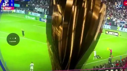 El polémico gesto de Depay con una árbitra que revoluciona las redes