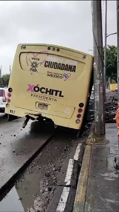 Zanja no señalizada provoca incidente con camión de pasajeros en Iztapalapa