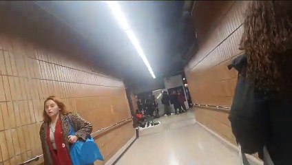 Denuncian un 'mercadillo' de manteros en el metro de Barcelona