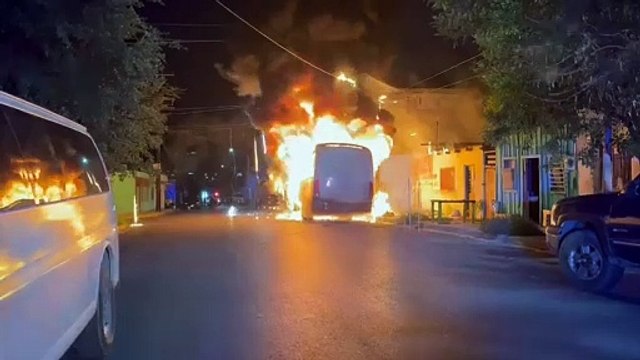 Incendio consume camión urbano en la colonia Caracol