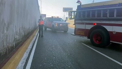 Apagan incendio de vehículo en colonia Cumbres de Monterrey (VIDEO)