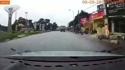 VIDEO: Puente colapsa en Vietnam; 13 desaparecidos tras el paso del tifón Yagi