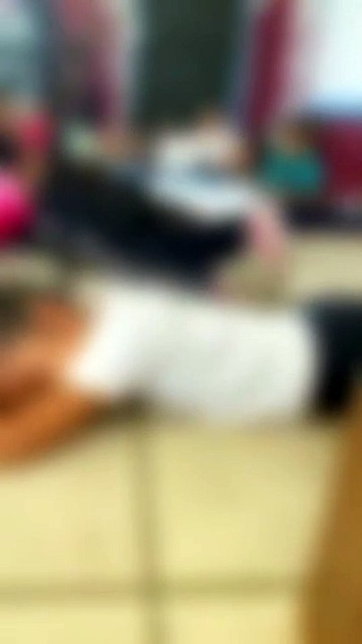 Maestra calma a alumnos con actividad de relajación, durante balacera (VIDEO)