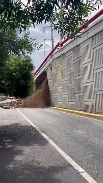 Continúa derrumbe del puente Morones Prieto en San Pedro