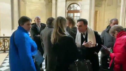 EXCLU - Découvrez photo et vidéo des visages de C8 qui ont fait le déplacement au Conseil d Etat cet après-midi pour tenter de sauver la chaîne, dans un baroud d'honneur