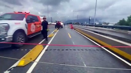 Rescatan a pareja atrapada en el río Santa Catarina