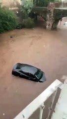 Tromba deja vehículos bajo el agua en Guanajuato | VIDEO