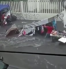 Corriente arrastra a mujer que intentaba salvar su mercancía