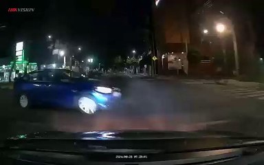 #VIDEO: Auto termina volcado tras choque en Azcapotzalco