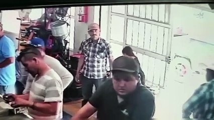 VIDEO: Captan robo de celular ejecutado por un hombre en compañía de una niña