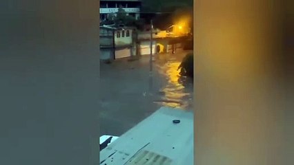 Tromba causa destrucción en Tejupilco tras desbordamiento de un río