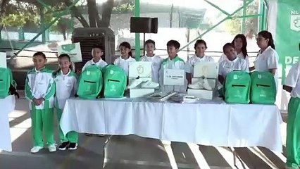 Entrega Samuel apoyos a alumnos de escuelas de tiempo completo
