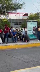 Sufren usuarios largas filas para utilizar el transporte público en Guadalupe