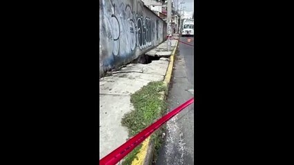 Socavón daña dos viviendas en Xochimilco, autoridades cercan la zona