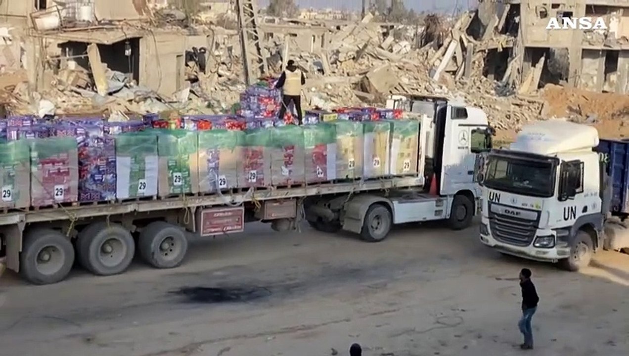 Gaza, camion vuoti si dirigono al valico di frontiera con Israele