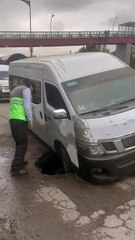 Aparece socavón en Iztacalco y cae una Urvan de transporte público