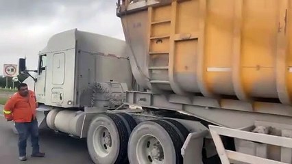 Conductor dormita y se impacta contra camión de carga: menor resulta lesionado