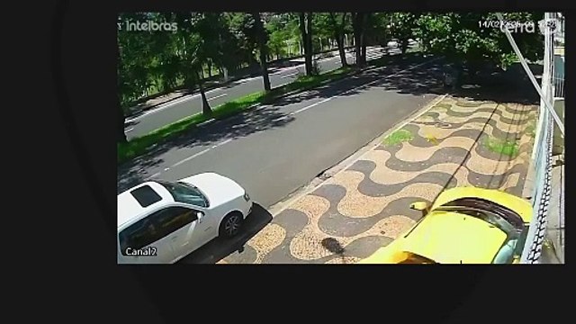Ferrari fica destruída após motorista perder o controle e bater veículo em muro em SP