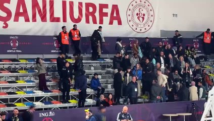 İZLE - Fenerbahçe Beko - Galatasaray maçında gerginlik! Taraftarlar salondan çıkartıldı...