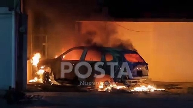 Incendio consume auto en la colonia Chepevera