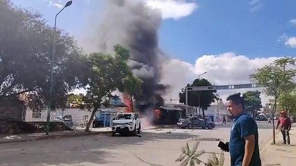 Incendian lote de autos por presunto fraude en Puebla (VIDEO)