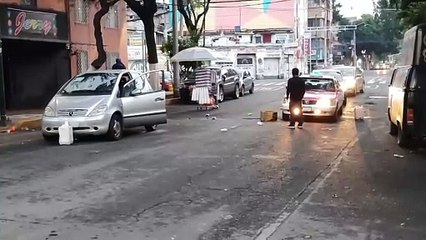 ¡Se pasa de copas! Conductor se queda dormido en su vehículo en la Obrera