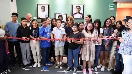 Cristina Díaz reconoce a 81 estudiantes destacados en exposición fotográfica