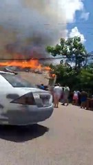 Petardos causan incendio y destrucción de un Restaurante en Tabasco