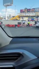 Rapiñan refrescos en Monterrey tras accidente de tráiler