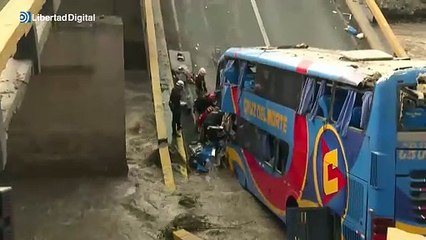 PERÚ El colapso de un puente deja dos muertos y una treintena de heridos