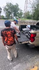 Jóvenes dedican su domingo a tapar baches (VIDEO)