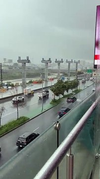 Crece corriente del río Santa Catarina durante intensas lluvias en Nuevo León