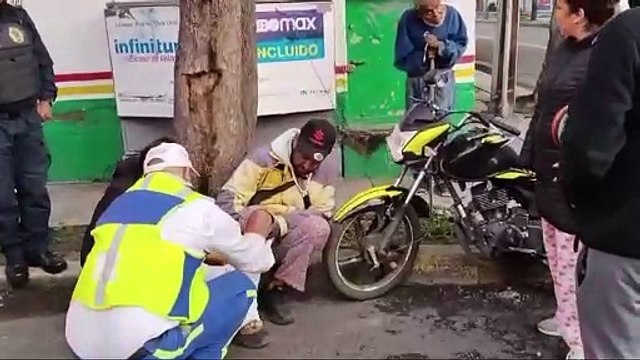 Mototaxista vuelca al circular a exceso de velocidad en Tláhuac, no hay heridos