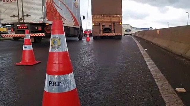 Bitrem com problemas mecânicos provoca lentidão no trânsito no Trevo Cataratas